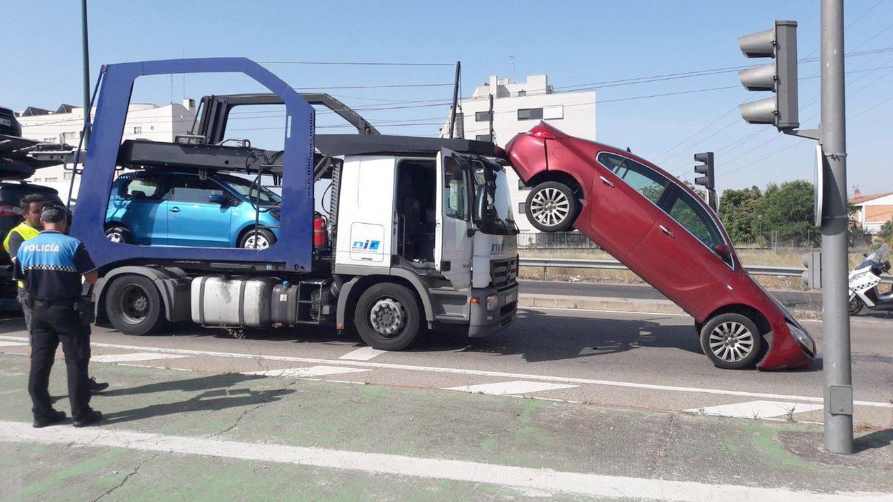 Un coche se cae de un camión portavehículos en un semáforo de la avenida de Madrid, en Valladolid