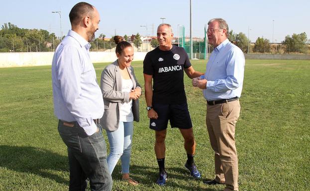 Galería. Silván y Mejías, con el entrenador del Abanca Ademar, Rafa Guijosa.