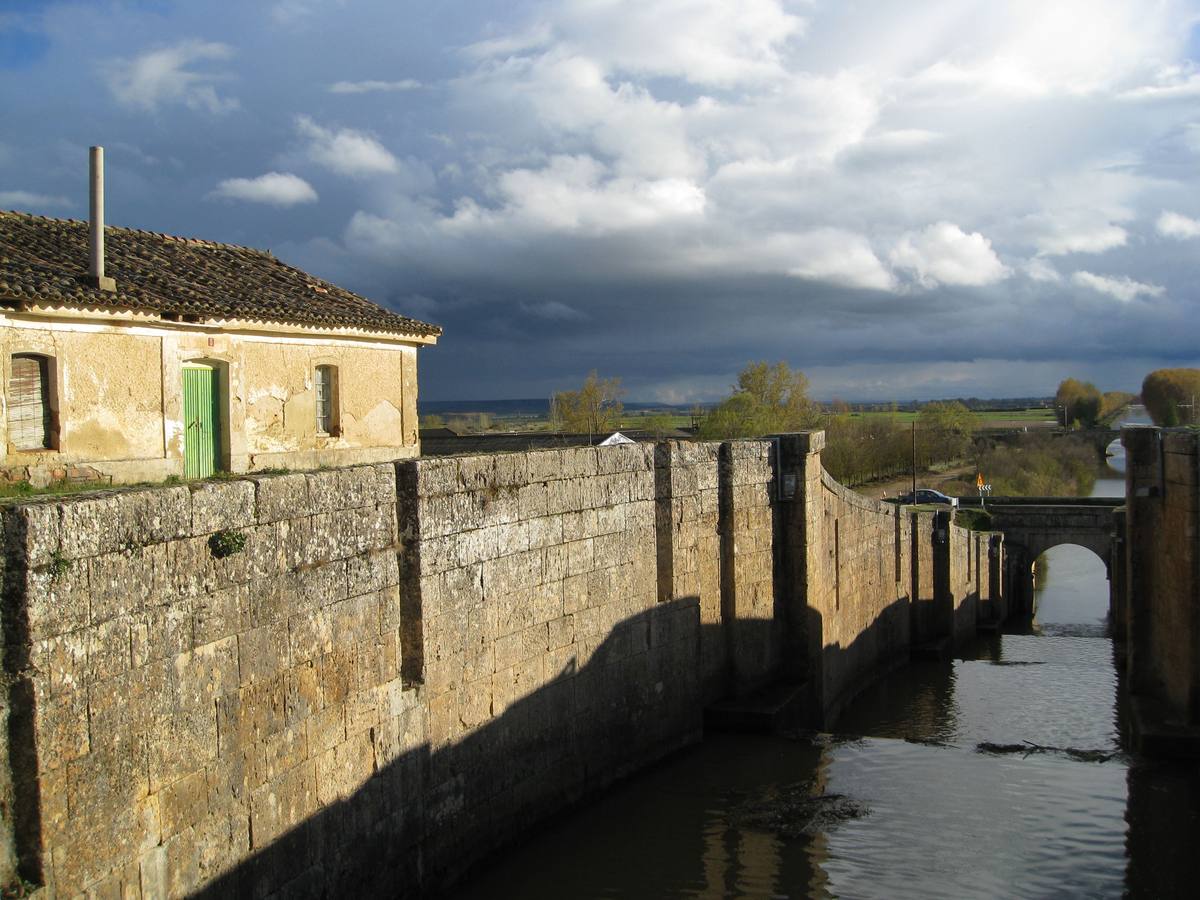 Casa del esclusero de Frómista (Palencia), junto a la esclusa, en el Canal de Castilla.