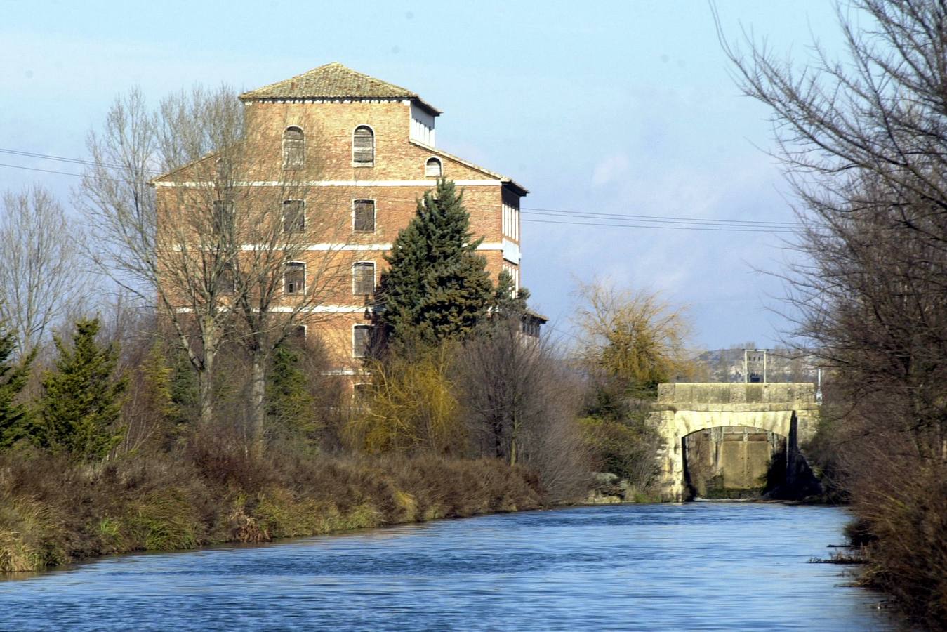 El Canal de Castilla a su paso por Dueñas (Palencia).