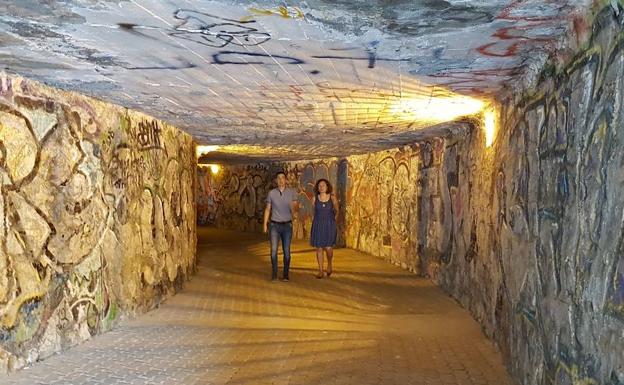 La alcaldesa de Ponferrada y el edil de Obras conocieron hoy 'in situ' el deficiente estado del paso subterráneo.