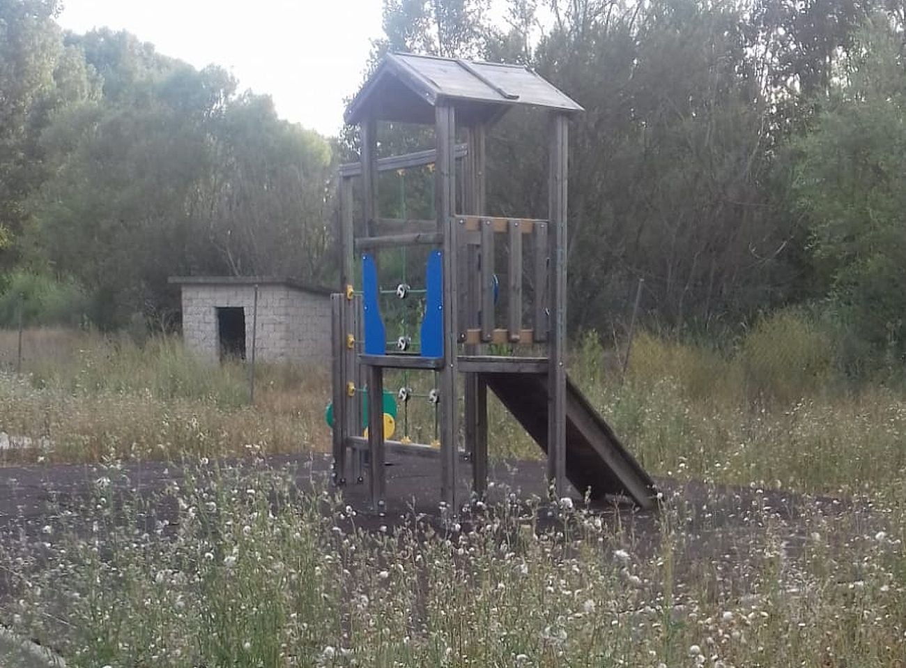 La junta vecinal denuncia el total «estado de abandono que presentan las instalaciones y el peligro que supone su deterioro» | La alcaldesa de Garrafe asegura que las limitaciones de personal municipal y los robos en la zona han provocado esta situación