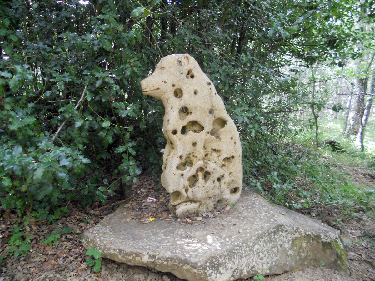 Una ruta de 11 kms, con un recorrido circular que une Villabellaco, Valle de Santullán y el Santuario del Carmen | Una senda en homenaje al escultor local Ursicinio Martínez entre bosques de rebollos y esculturas de sus compañeros del Grupo Muriel