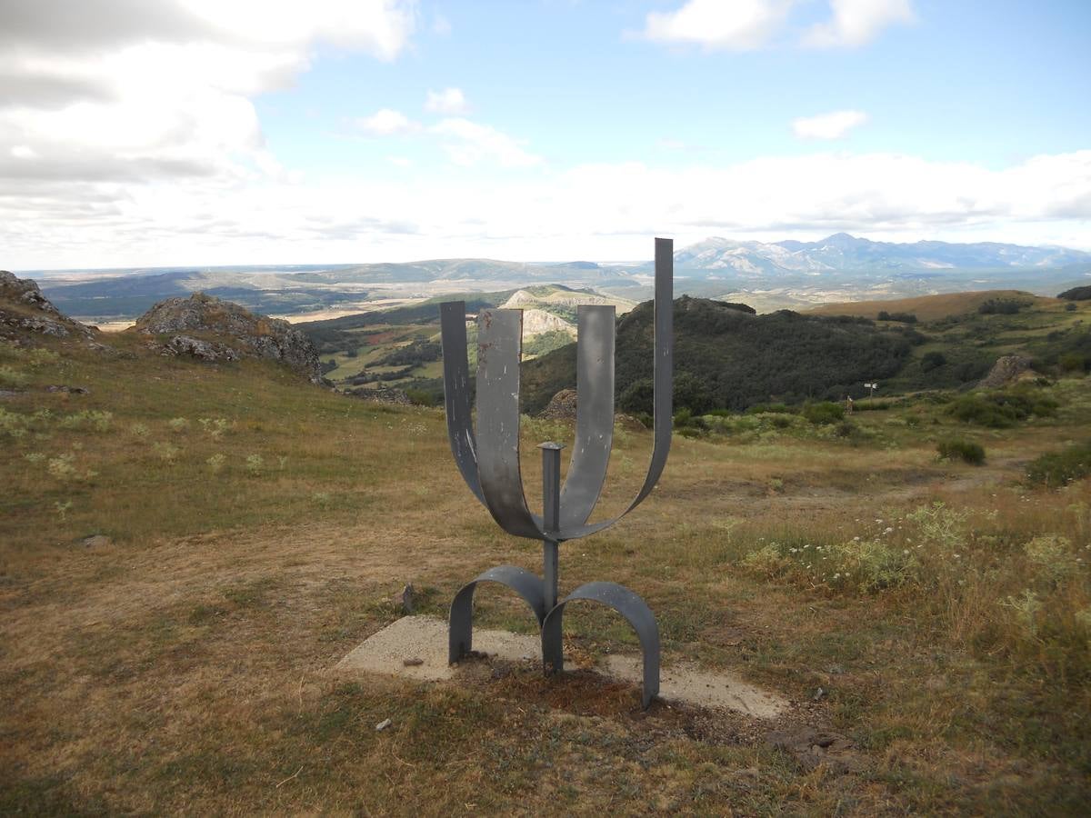 Una ruta de 11 kms, con un recorrido circular que une Villabellaco, Valle de Santullán y el Santuario del Carmen | Una senda en homenaje al escultor local Ursicinio Martínez entre bosques de rebollos y esculturas de sus compañeros del Grupo Muriel