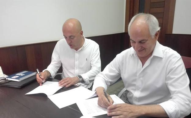 Imagen de la firma del convenio entrte Feclem y Getino Finanzas. 