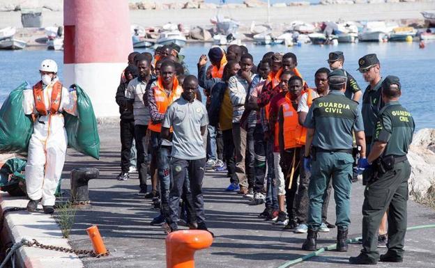 Llegada al puerto de Motril de los 60 inmigrantes rescatados en el mar de Alborán el martes. 