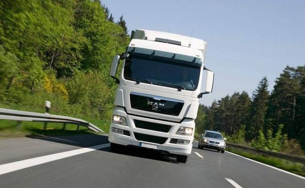 La subida del gasóleo podría ser la puntilla para los transportistas tras una caída de 7,5% de la actividad al suponer 5.500 euros más por camión