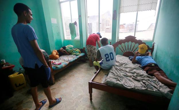 Migrantes venezolanos descansan en Perú. 