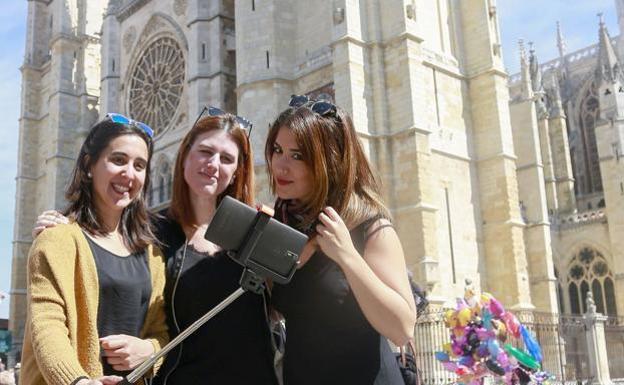 Tres turistas en el exterior de la Catedral de León. 