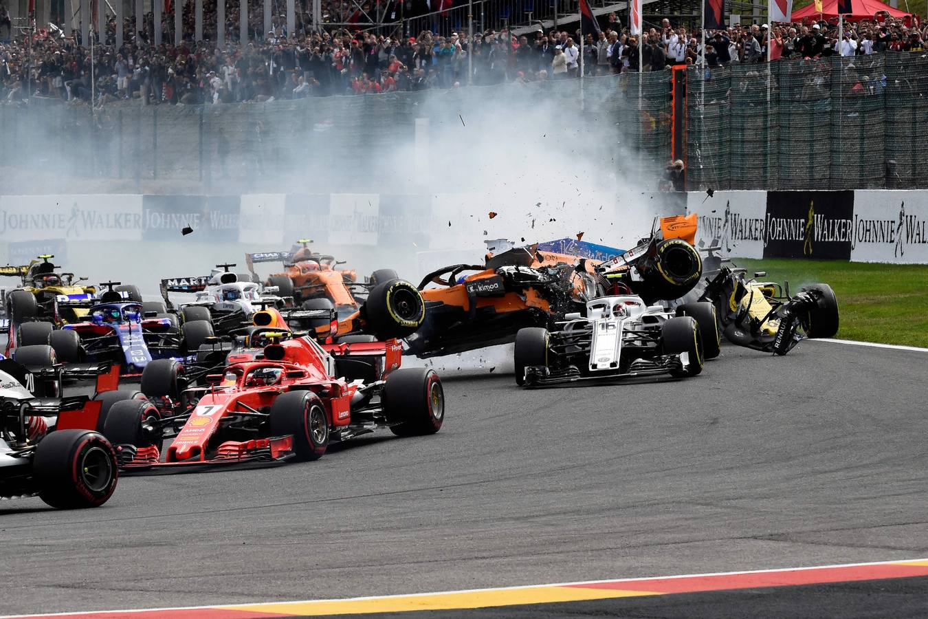 Fotos: Las imágenes del brutal accidente de Fernando Alonso