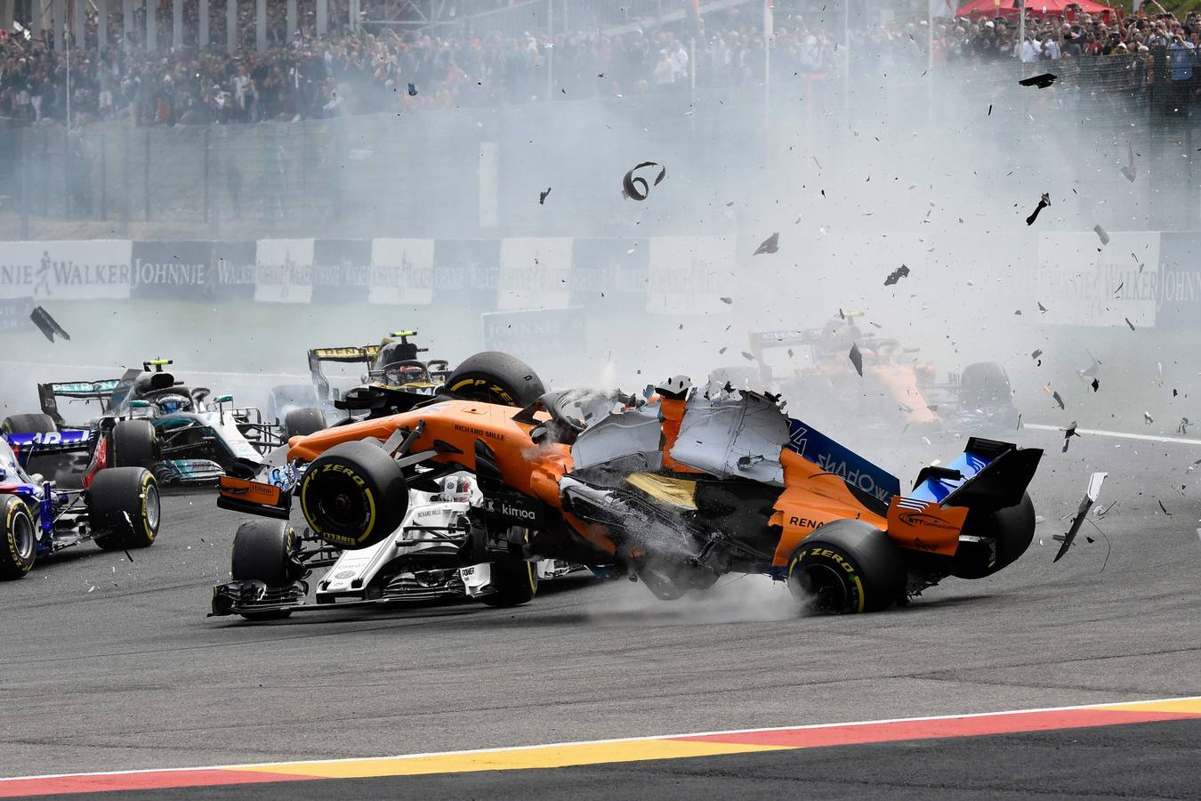 Fotos: Las imágenes del brutal accidente de Fernando Alonso