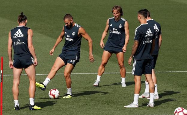 Karim Benzema, con el balón, frente a Gareth Bale, de espaldas. 