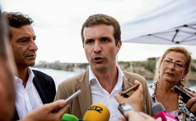 Casado atiende a los medios la semana pasada en Mallorca.