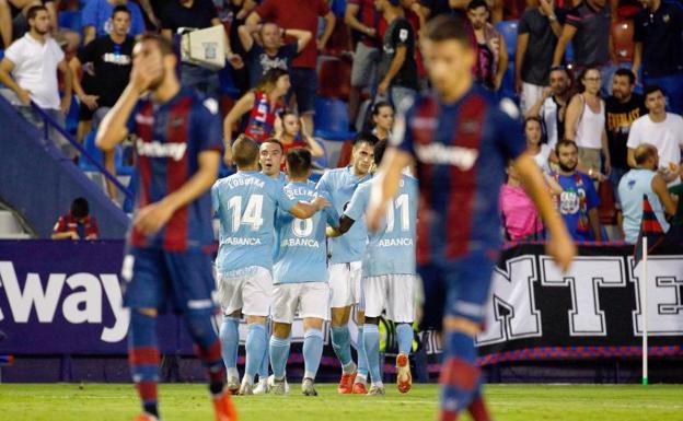 Los jugadores del Celta celebran el segundo gol marcado por Maxi Gómez. 