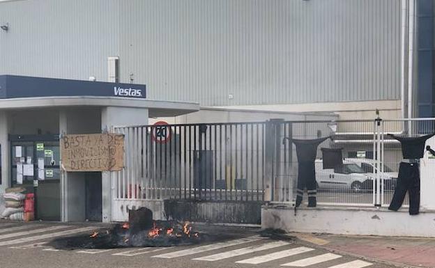 Quema de neumáticos en la puerta de la planta de Vestas. 