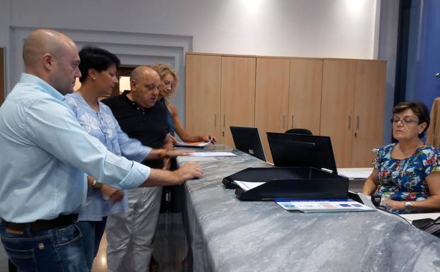 Los representantes de los tres grupos presentan la petición en el registro municipal.