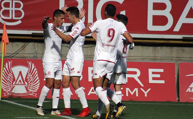 Los jugadores de la Cultural celebran un gol del pasado sábado.