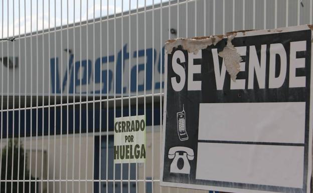 La planta está empapelado de cartes de 'Se vende' y 'Cerrado por huelga'. 