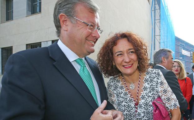 Antonio Silván y Gloria Fernández Merayo durante un acto oficial.