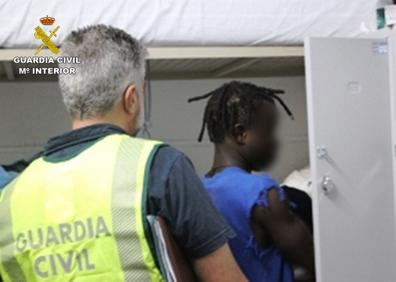 Imagen secundaria 1 - Imagen de tres de los detenidos hoy. 