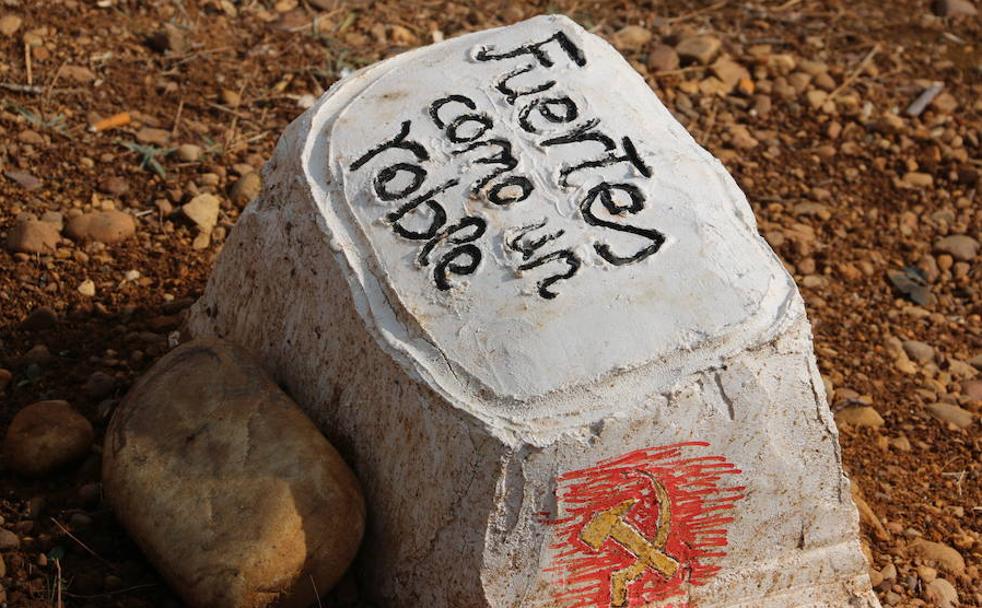 Un piedra con una leyenda de los trabajadores de Vestas. 