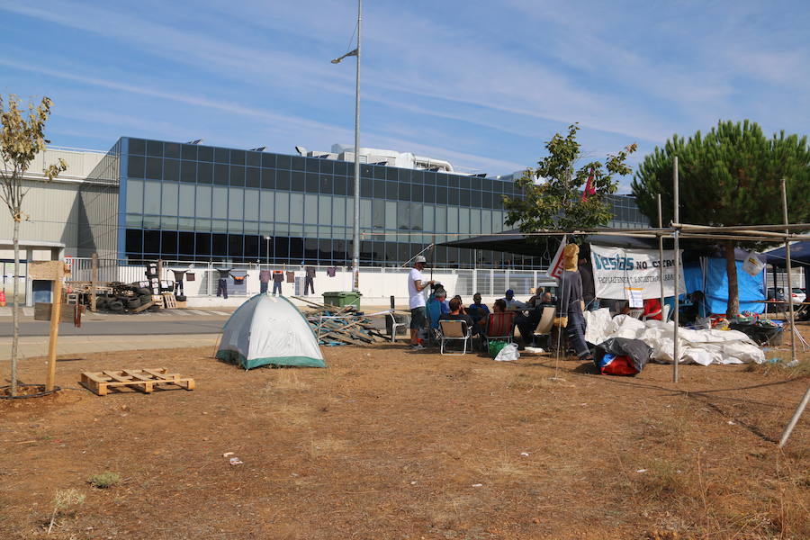 Fotos: Los trabajadores de Vestas no abandonan el campamento