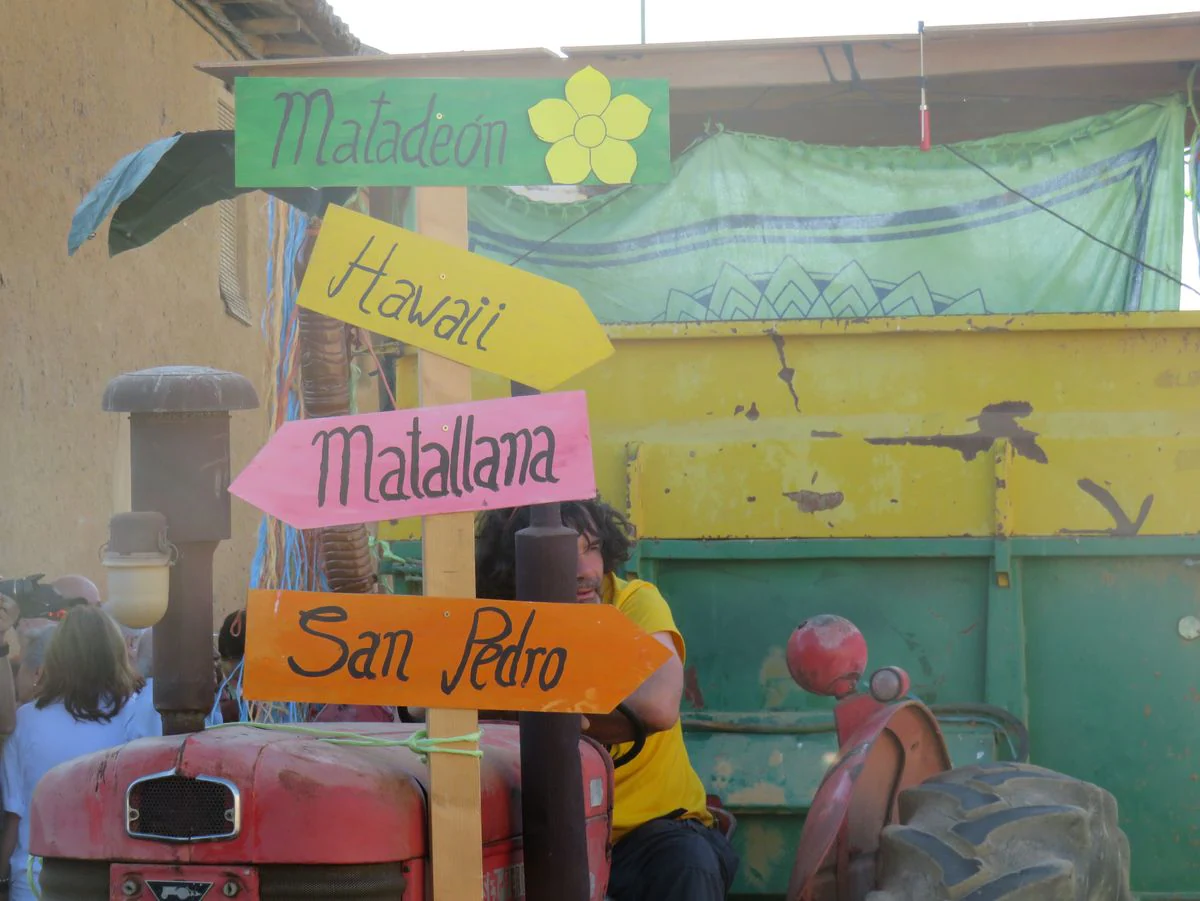 Fotos: Colorido y diversión por las calles de Matadeón de los Oteros