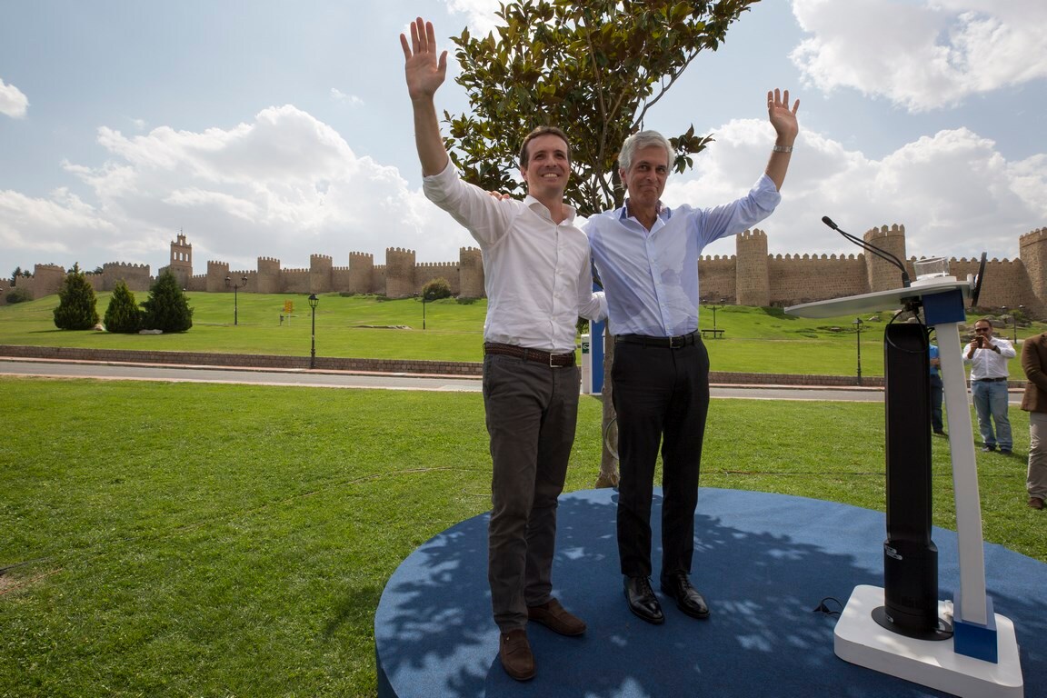 El presidente del Partido Popular, Pablo Casado, presidió en Ávila el acto de inicio del curso político del PP. En la foto acompañado por Alfonso Fernández Mañueco y por Adolfo Suarez