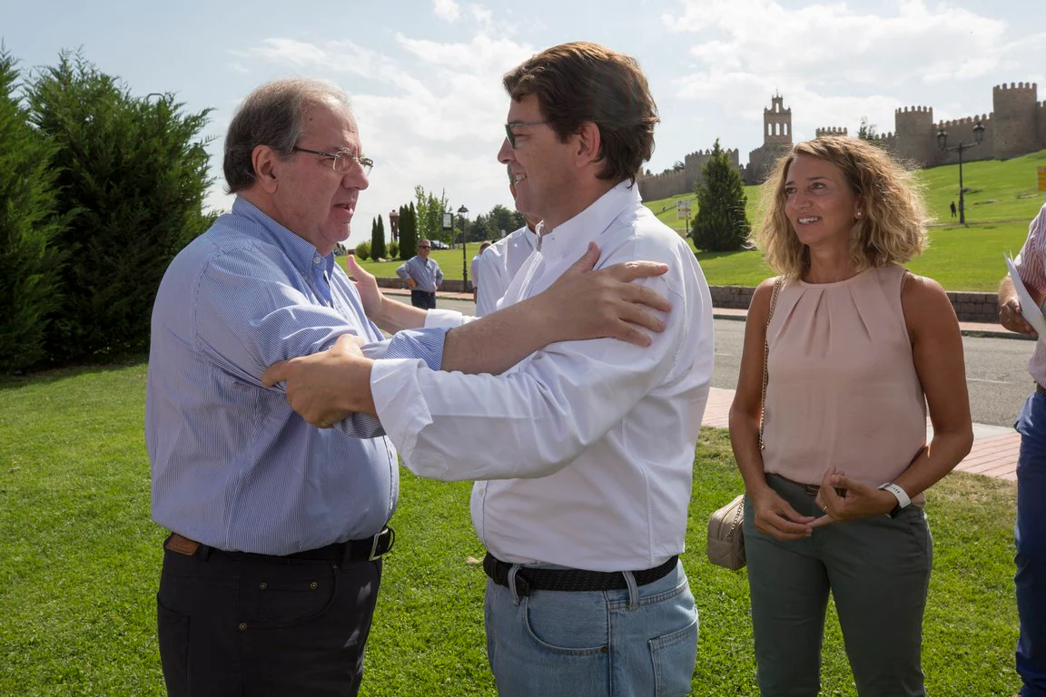 El presidente del Partido Popular, Pablo Casado, presidió en Ávila el acto de inicio del curso político del PP. En la foto acompañado por Alfonso Fernández Mañueco y por Adolfo Suarez