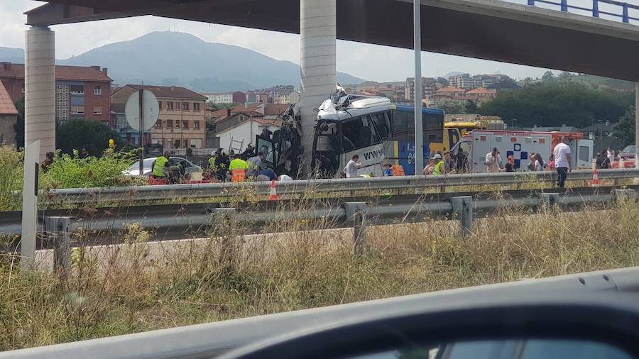 El vehículo impactó contra uno de los pilares de los nuevos accesos al PEPA