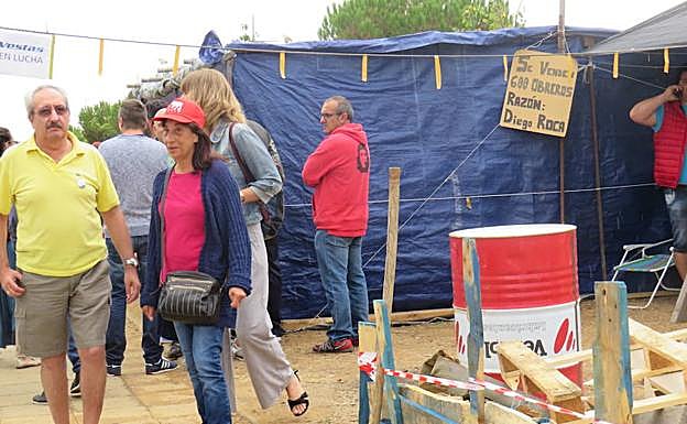 Trabajadores de Vestas ante la planta de Villadangos.