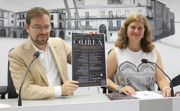 Javier Sierra y Margarita Torres, durante la presentación oficial.