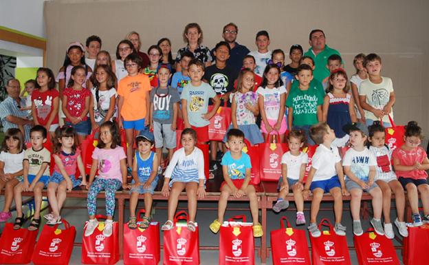 Entrega de libros a los alumnos de Hospital de Órbigo.