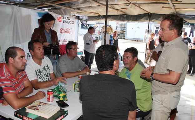 Dirigentes de UGT, en el campamento de Vestas.