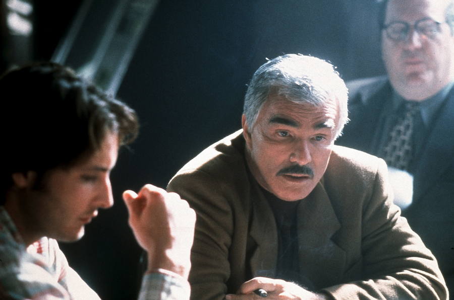 Peter Facinelli (i) y Burt Reynolds, en una escena de la película 'Juego de seducción' (2001). 