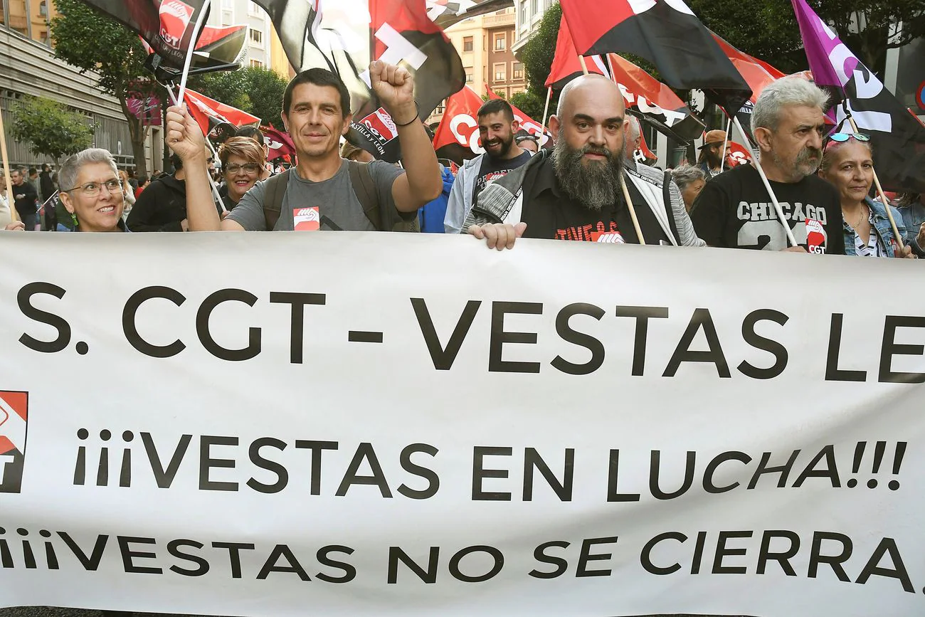 Hasta 20.000 personas han recorrido este jueves el centro de León para respaldar a Vestas y denunciar el cierre de la empresa.