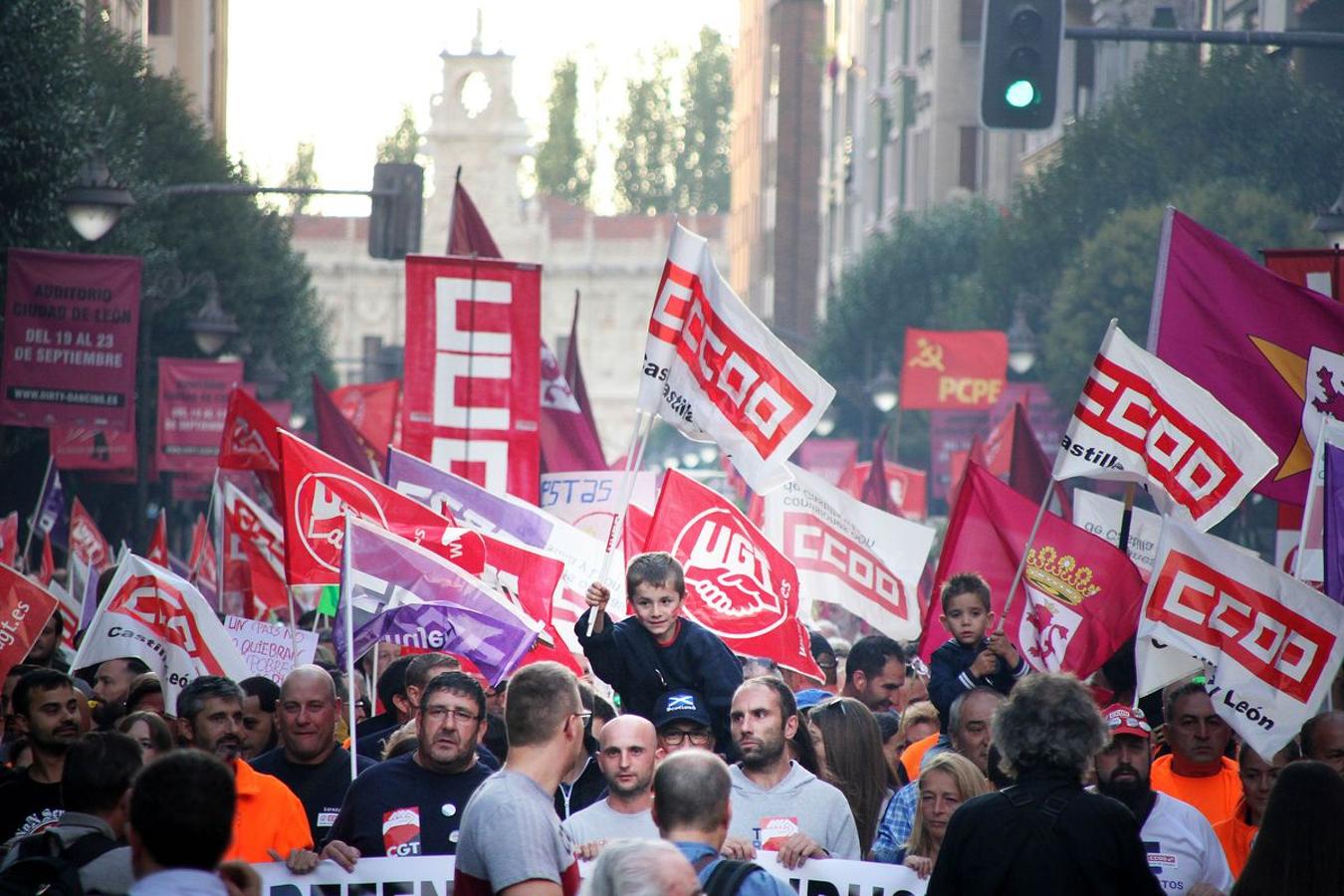 Hasta 20.000 personas han recorrido este jueves el centro de León para respaldar a Vestas y denunciar el cierre de la empresa.