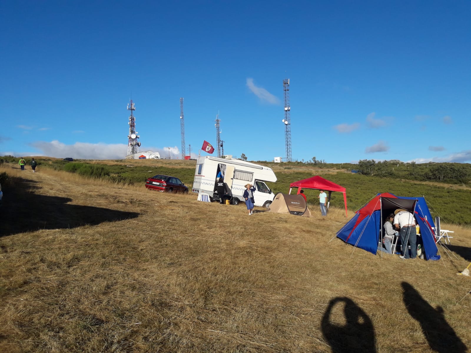 Decenas de personas acudieron en la tarde de ayer a La Camperona en los preparativos para la jornada de este viernes