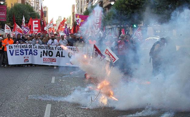 Una traca anuncia el inicio de la manifestación de apoyo a los trabajadores de Vestas.