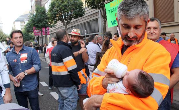 Un trabajador de Vestas da el biberón a su hijo durante la manifestación de este viernes.