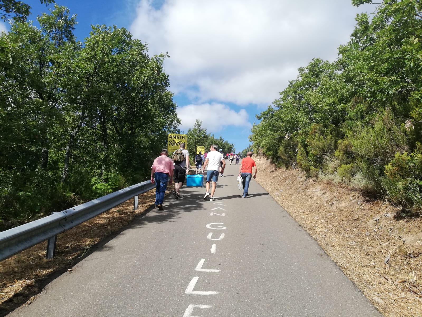 Decenas de personas acudieron en la tarde de ayer a La Camperona en los preparativos para la jornada de este viernes