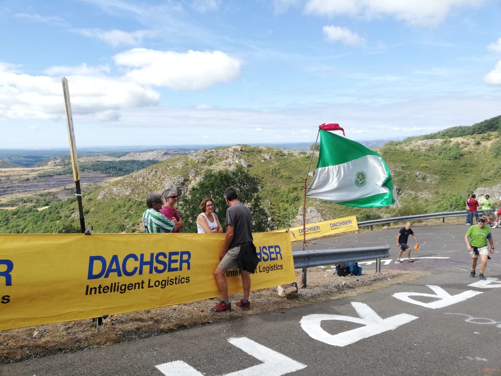 Decenas de personas acudieron en la tarde de ayer a La Camperona en los preparativos para la jornada de este viernes