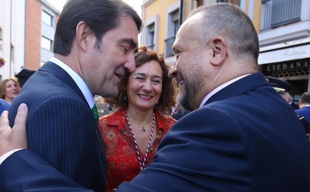 El consejero de Fomento y Medio Ambiente, Juan Carlos Suárez-Quiñones (I), junto a la alcaldesa de Ponferrada, Gloria Fernández Merayo, y el presidente del Consejo Comarcal del Bierzo, Gerardo Álvarez Courel (D), durante los actos del LX aniversario del Día del Bierzo.