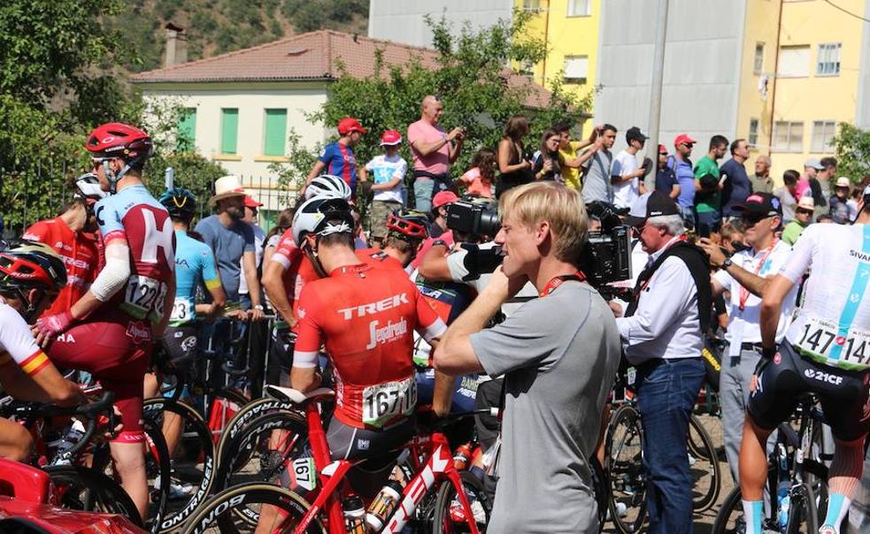 Salida de la Vuelta desde Cistierna.