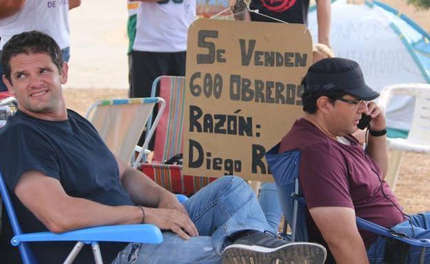 Dos trabajadores de Vestas, durante las protestas. 