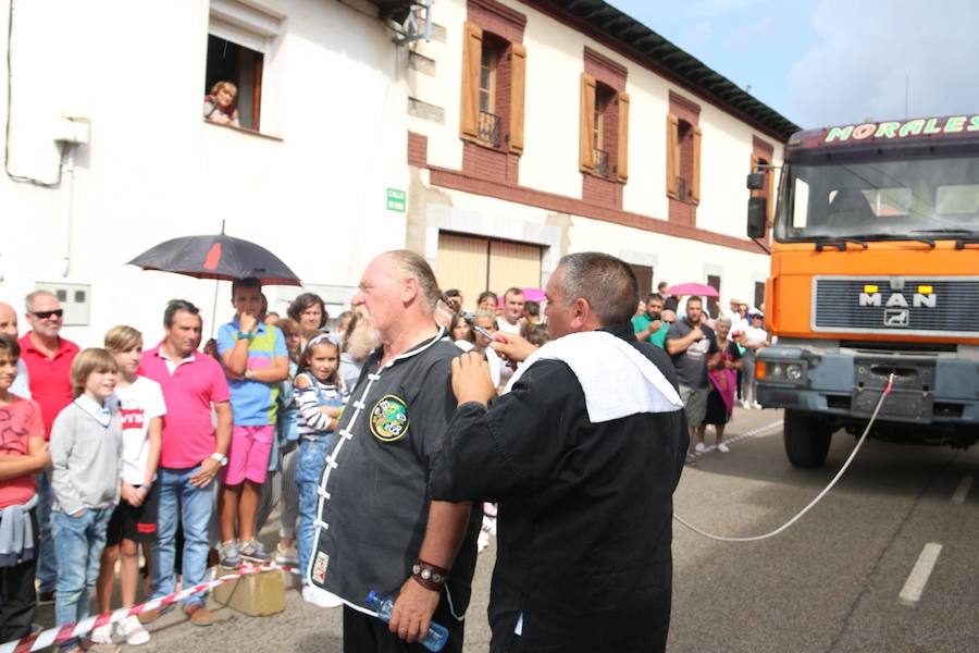 Fotos: Lugueros vuelve a honrar a su Cristo