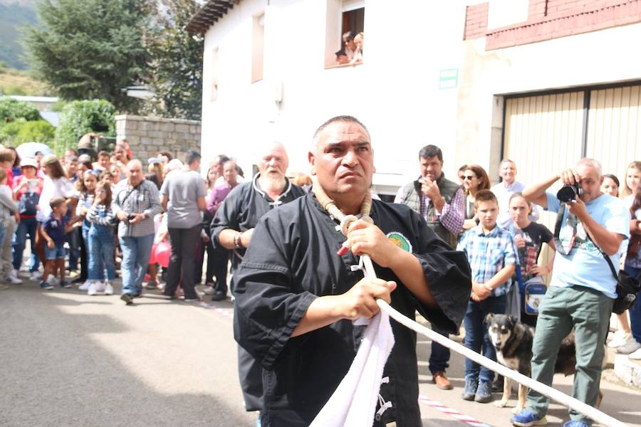 Fotos: Lugueros vuelve a honrar a su Cristo