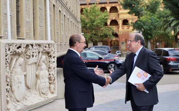 El presidente de la Junta de Castilla y León, Juan Vicente Herrera, saluda a su homólogo aragonés, Javier Lambán, en la Cumbre Autonómica de Financiación.