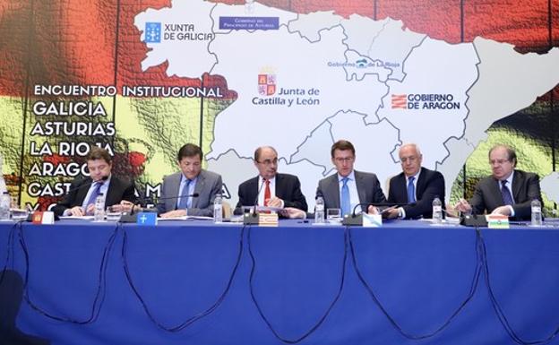 Firma de una declaración conjunta entre los presidentes de (izquierda a derecha) Castilla-La Mancha, Asturias, Galicia, Aragón, La Rioja, y Castilla y León, sobre financiación autonómica