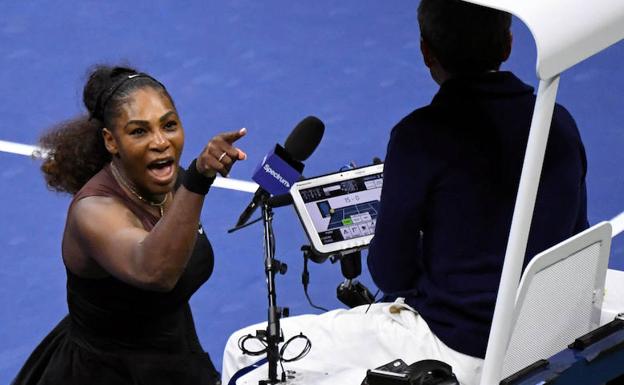 Serena Williams reclama al árbitro en la final del Abierto de Estados Unidos. 